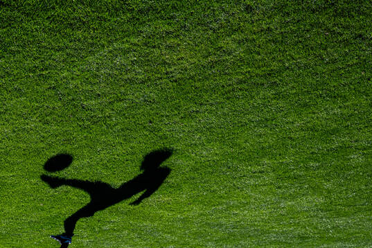 En skugga av en fotbollsspelare