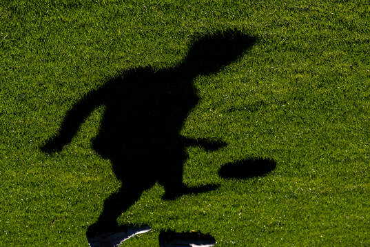 En skugga av en fotbollsspelare
