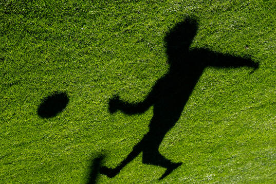 En skugga av en fotbollsspelare