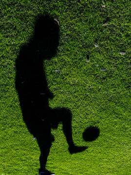En skugga av en fotbollsspelare