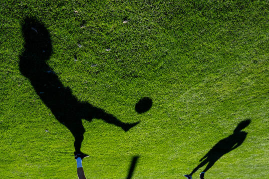 En skugga av en fotbollsspelare