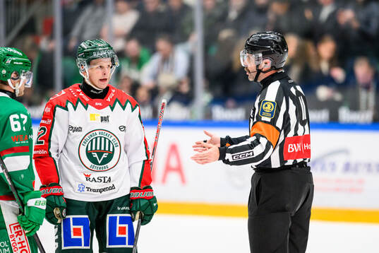Frölundas Max Friberg och Domare Daniel Wessner