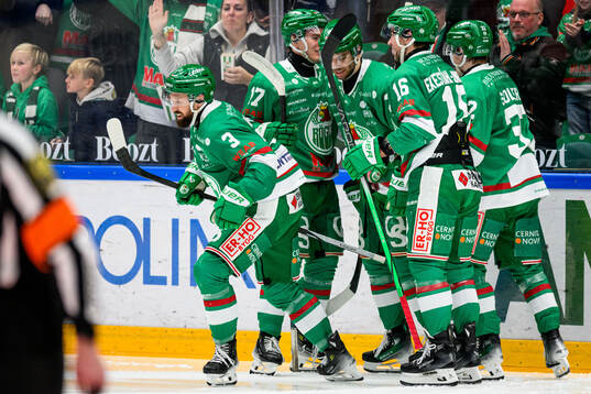 Rögles Michael Kapla jublar med lagkamrater