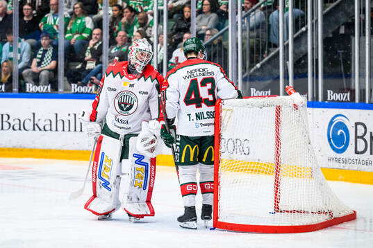 Frölundas målvakt Tobias Normann och Tom Nilsson deppar