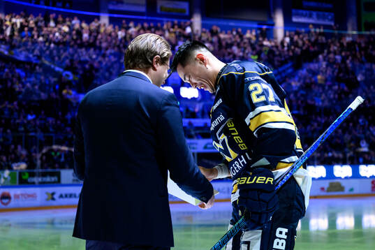 HV71s Jonathan Ang signerar nytt avtal med klubben och