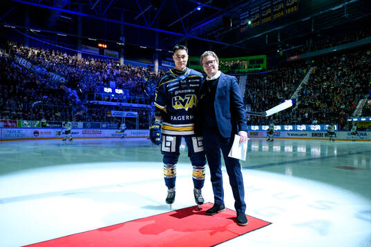 HV71s Jonathan Ang signerar nytt avtal med klubben och
