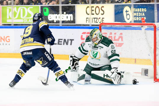 HV71s Henrik Borgström och Färjestads målvakt Damian