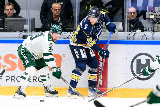 Färjestads Oskar Steen och HV71s Oskar Stål-Lyrenäs