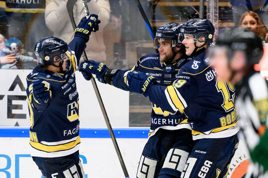 HV71s Joona Luoto jublar
