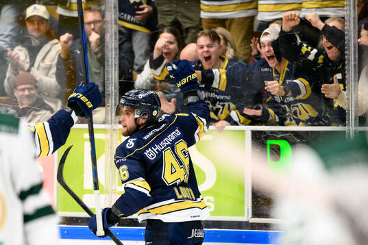 HV71s Joona Luoto jublar