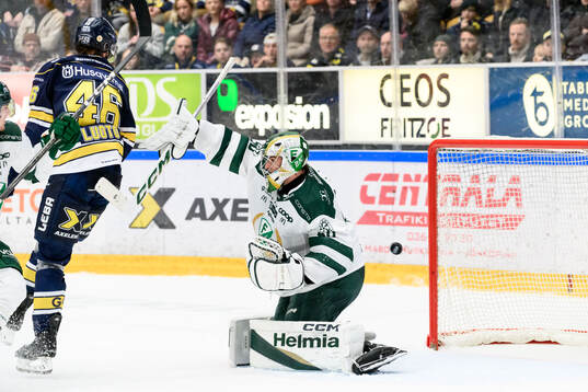 HV71s Joona Luoto och Färjestads målvakt Damian Clara