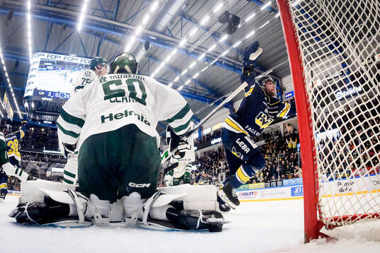 HV71s Joona Luoto jublar