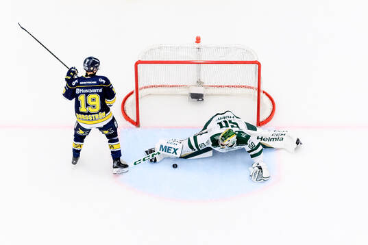 HV71s Henrik Borgström och Färjestads målvakt Damian
