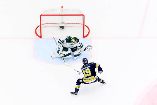 HV71s Henrik Borgström och Färjestads målvakt Damian