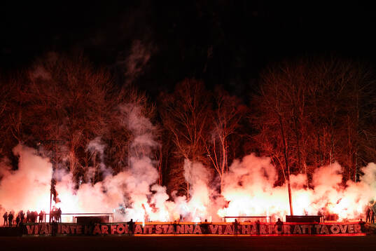 GAIS supportrar med en banderoll