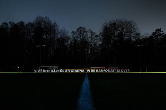 GAIS supportrar med en banderoll