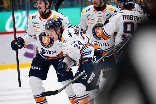Växjös Karl Henriksson jublar