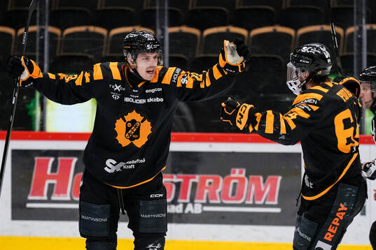 Skellefteås Jonathan Johnson och Jonathan Pudas jublar