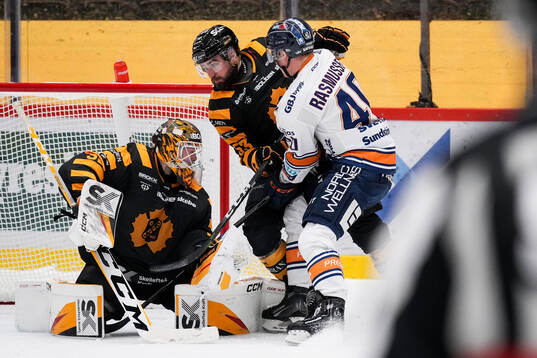 Skellefteås målvakt Linus Söderström och Luke Witkowski