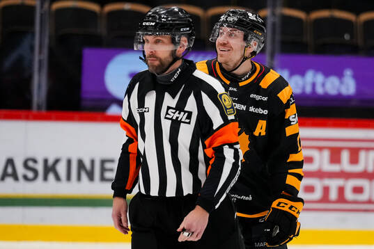 Domare Marcus Linde och Skellefteås Pär Lindholm