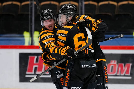 Skellefteås Anton Heikkinen och Jonathan Pudas jublar