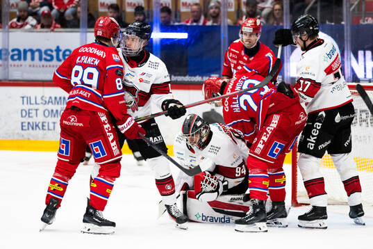 Timrås Filip Hållander och Malmö Redhawks målvakt Marek