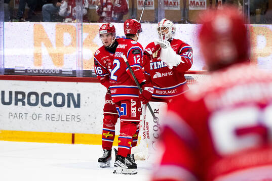 Timrås målvakt Jacob Johansson och Linus Eriksson jublar