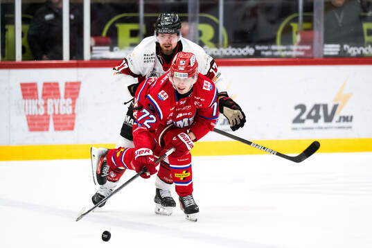 Malmö Redhawks Johan Ivarsson och Timrås Erik Walli