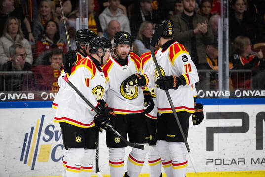 Brynäs Simon Bertilsson jublar med lagkamrater