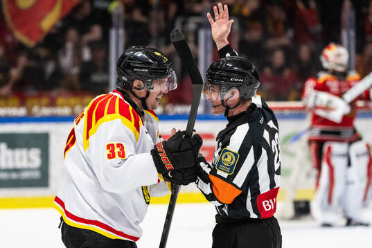 Brynäs Jakob Silfverberg och domare Alexander Österberg