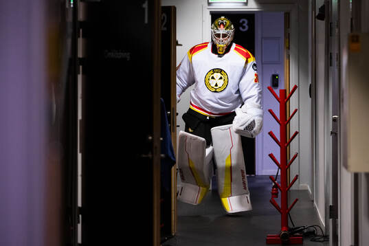 Brynäs målvakt Erik Källgren lämnar isen skadad