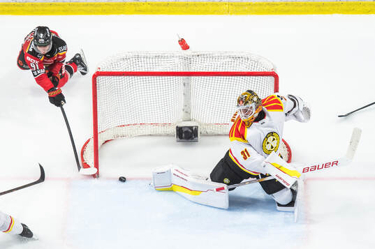 Luleås Brian O'neil gör 1-2 bakom Brynäs målvakt Erik