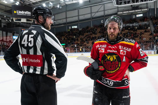 Linjedomare Andréas Svensson och Luleås Linus Omark