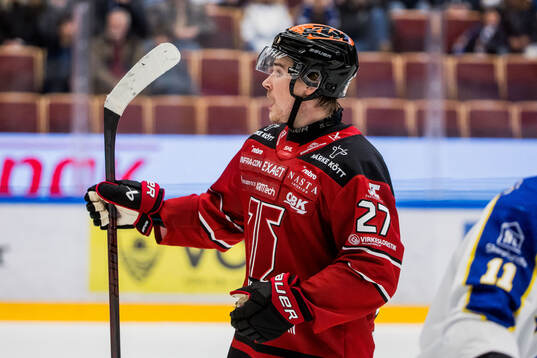 Örebros Peetro Seppälä jublar