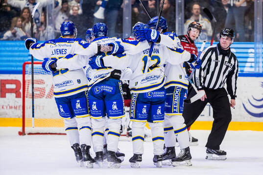 Leksands Kalle Östman jublar med lagkamrater