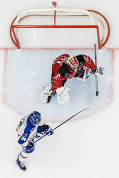 Leksands Peter Cehlarik och Örebros målvakt Jonas Arntzen