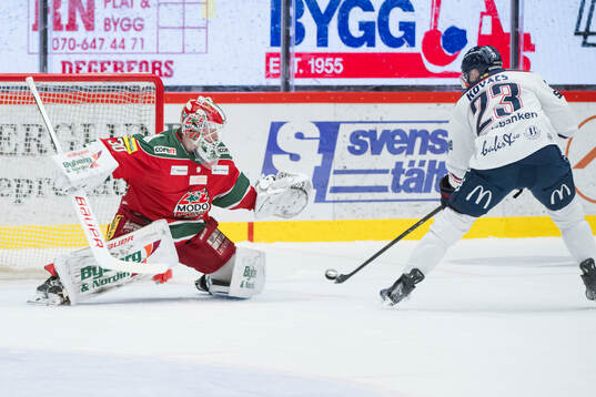 Linköpings Robin Kovacs gör 2-2 bakom Modos målvakt
