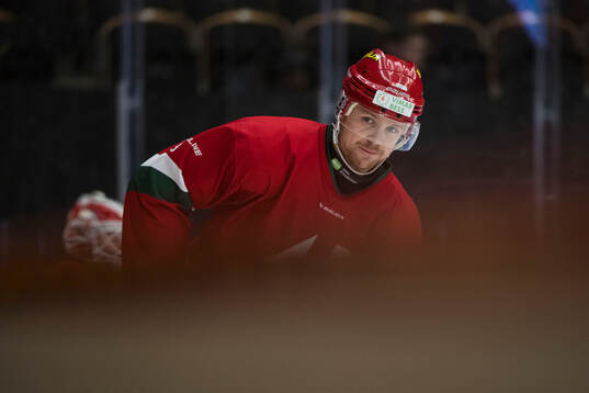 Modos Mikkel Aagaard innan ishockeymatchen i SHL mellan