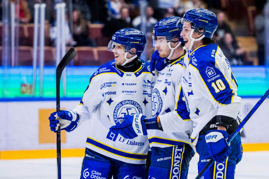 Leksands Peter Cehlarik jublar med Joonas Lyytinen och