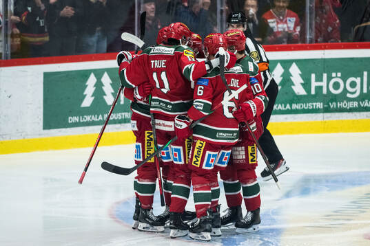 Modos Tobias Winberg jublar med lagkamrater