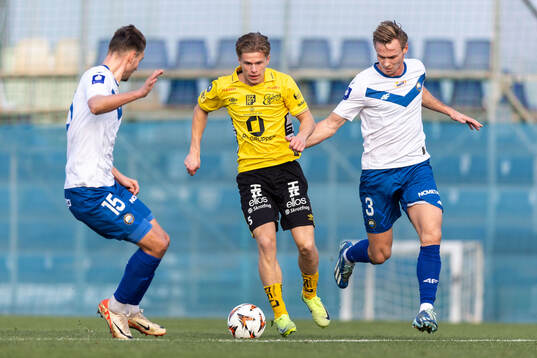 Frode Aronsson of Elfsborg against Marvin Senger and Bert