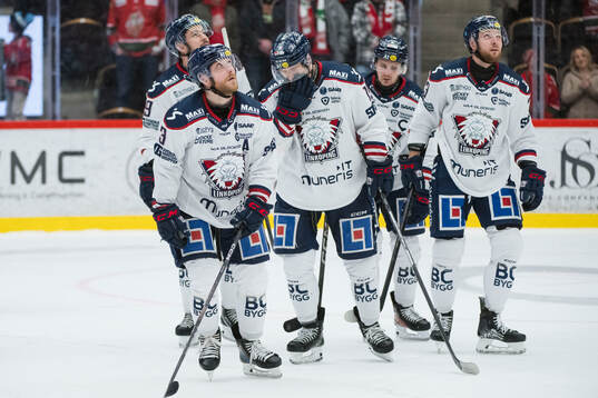 Linköpings Linus Hultström jublar med lagkamrater