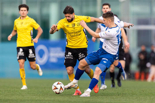 Arber Zeneli of Elfsborg and David Tkacz of FKS Stal Mielec