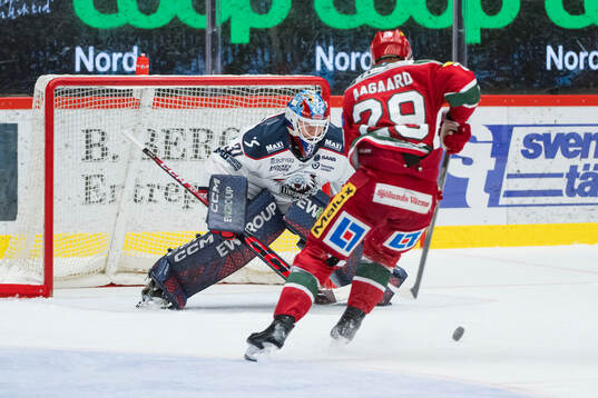 Linköpings målvakt Jesper Myrenberg och Modos  Mikkel