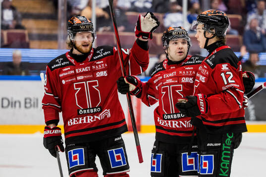 Örebros David Quenneville jublar med lagkamrater