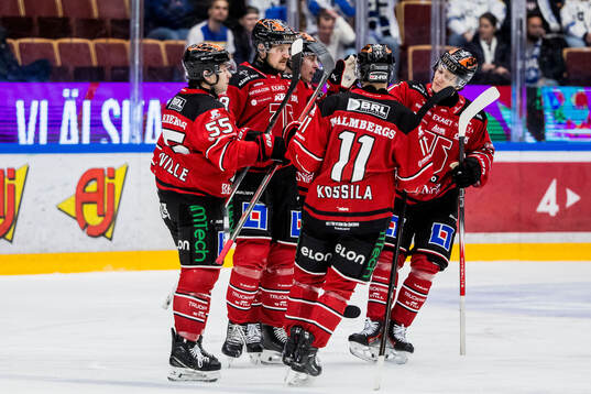 Örebros Patrik Karlkvist jublar med lagkamrater