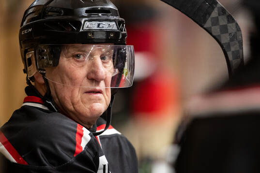 Kumlas Reine Persson, 73 år, Sveriges äldsta hockeyspelare