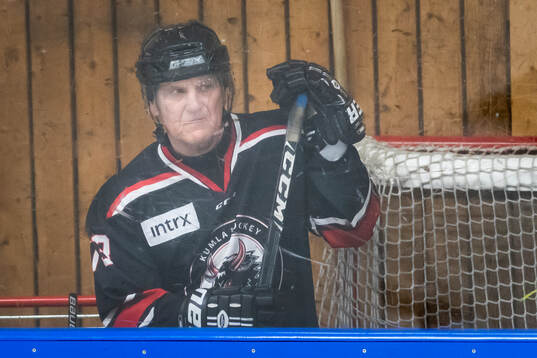 Kumlas Reine Persson, 73 år, Sveriges äldsta hockeyspelare