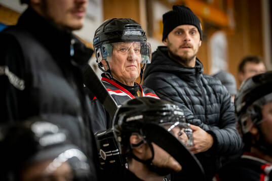 Kumlas Reine Persson, 73 år, Sveriges äldsta hockeyspelare