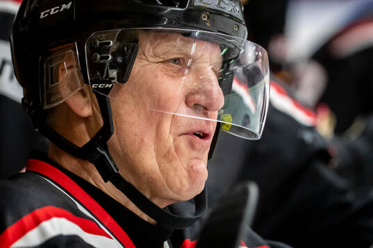 Kumlas Reine Persson, 73 år, Sveriges äldsta hockeyspelare